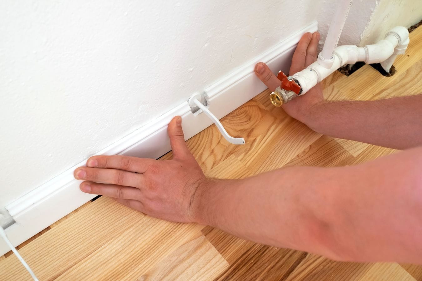 Avec quoi coller les plinthes ? ETD Guide Avec quoi coller les plinthes ? ETD Guide